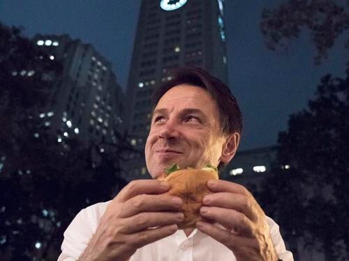 Conte imita Salvini: ecco la foto con l'hamburger sui social