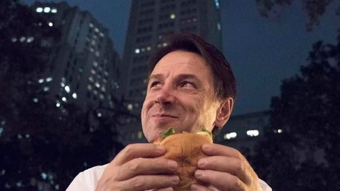 Hamburger e camicia, la nuova vita di "Giuseppi"