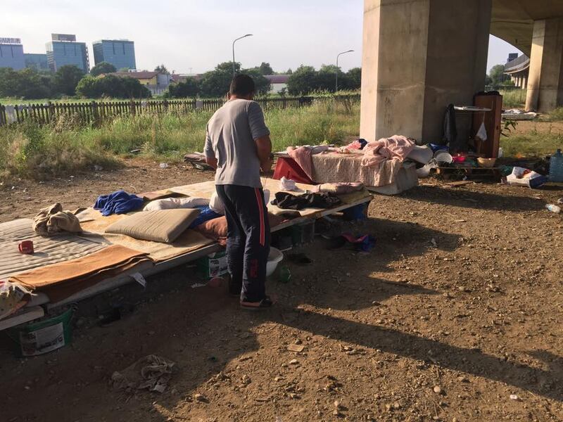 La favela di immigrati sotto la tangenziale 15