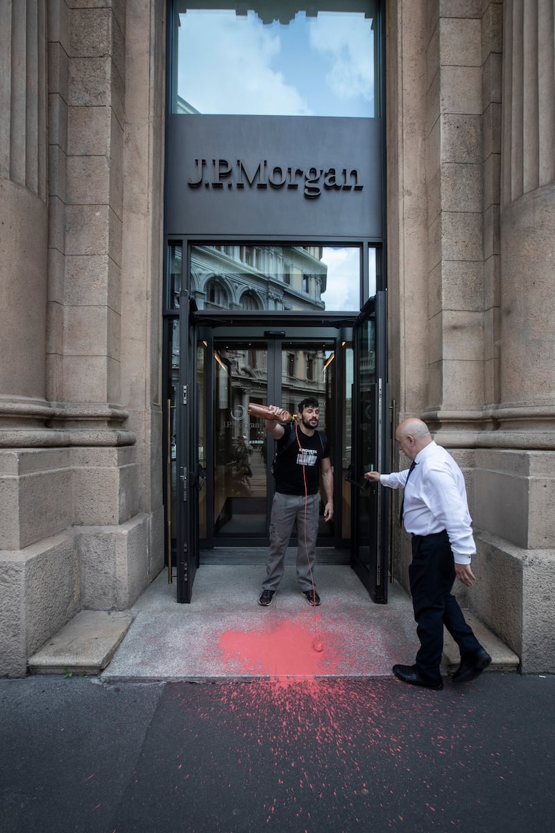 Vernice rossa sulla sede di Jp Morgan: il blitz dei proPal a Milano 7