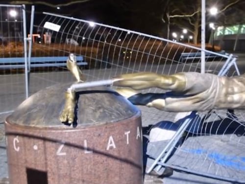 Malmo, abbattuta la statua di Ibrahimovic