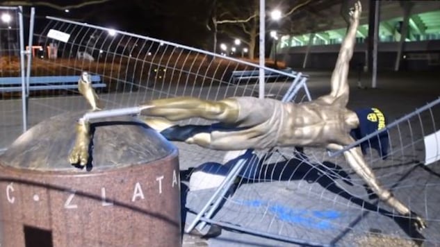 Malmo, abbattuta la statua di Ibrahimovic