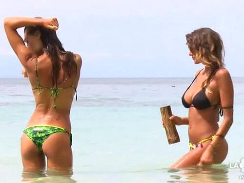 Isola, Cecilia difende Cristina: "Mica hanno limonato. Se Alex è sposato c.... suoi"