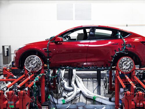 In Germania Tesla vola dopo lo sconto ai listini, ma tardano ad arrivare le auto