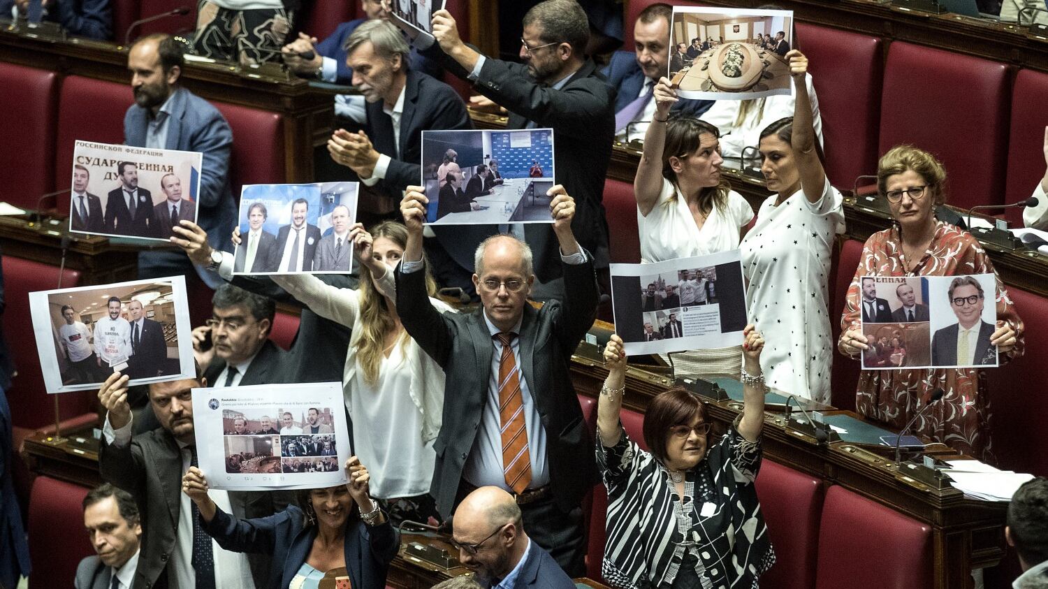 Sceneggiata Pd alla Camera: occupano aula contro Salvini