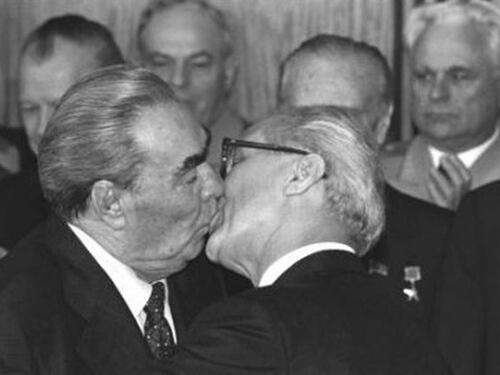 Il bacio tra due atlete russe? "Solo gioia". I diritti gay non c'entrano
