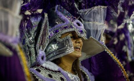 Brasile: la sfarzosa dei carri di Carnevale 9