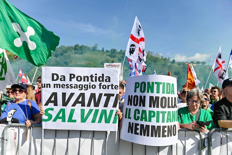 A Pontida è il giorno della Lega. Cori per il segretario durante l’intervento di Romeo: “Matteo, Matteo”