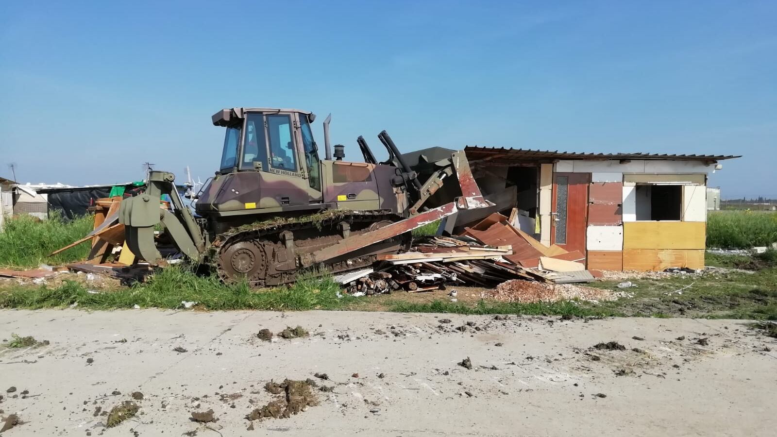 Ruspe sul ghetto dei migranti: demolite le baracche abusive di Borgo Mezzanone