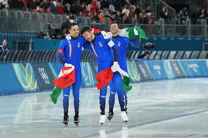La storica impresa degli azzurri nel pattinaggio: guarda le foto 19