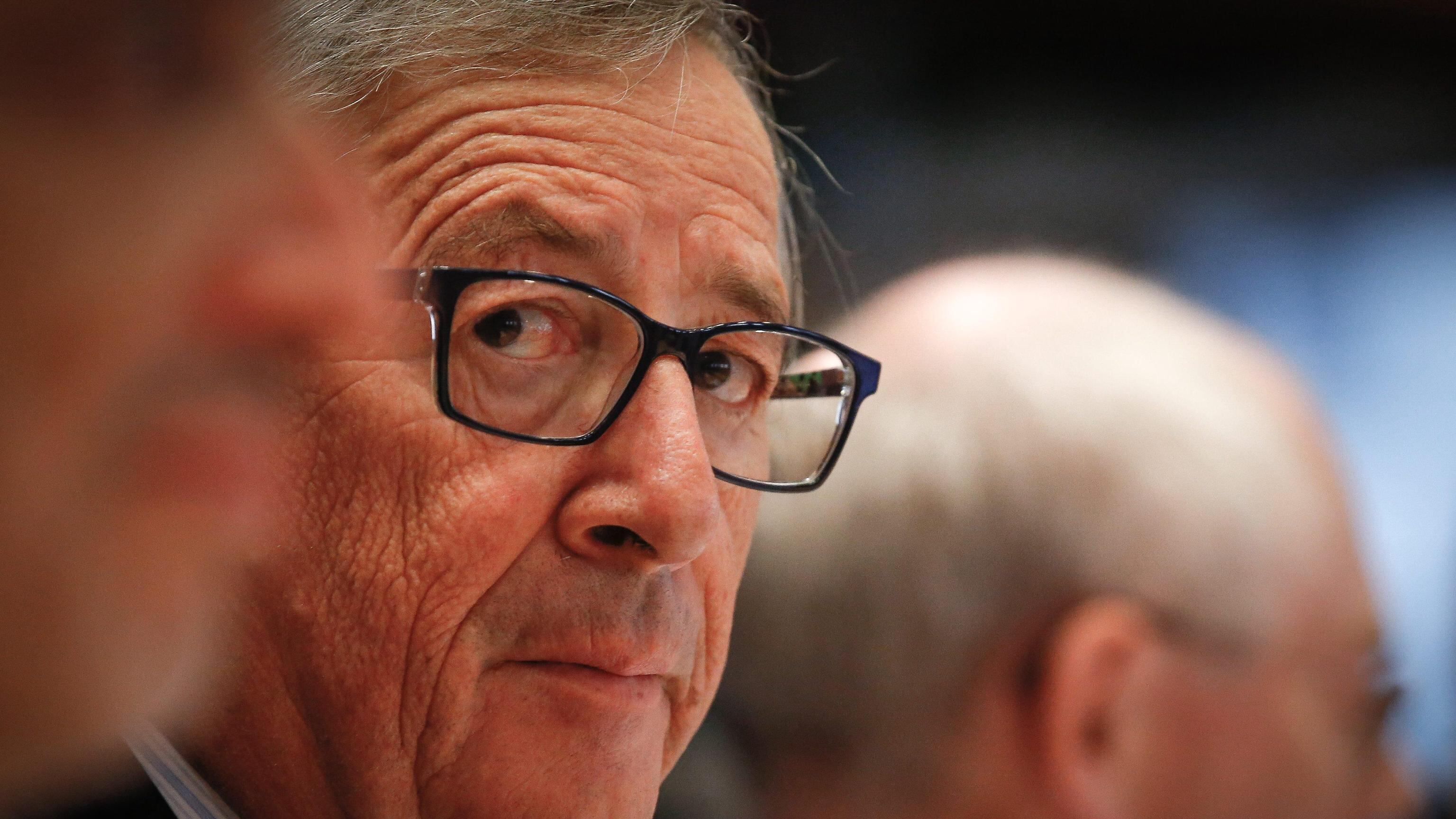 Ieri l'omertà, oggi un coro: "Juncker, perfetto innocente"