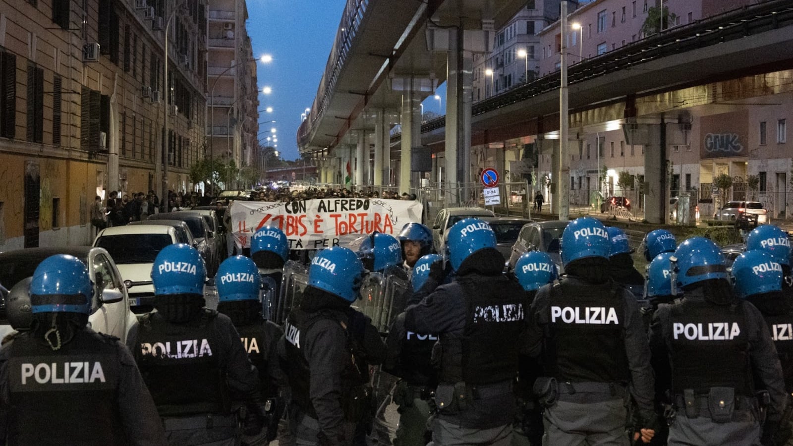 “A bottigliate quando volete”. Ora gli anarchici sfottono il poliziotto ferito a Roma