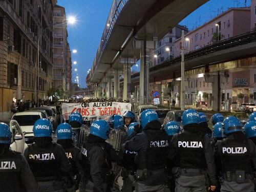 “A bottigliate quando volete”. Ora gli anarchici sfottono il poliziotto ferito a Roma