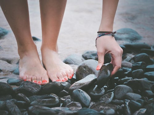 Piedi e mani gonfie in estate, cause e rimedi