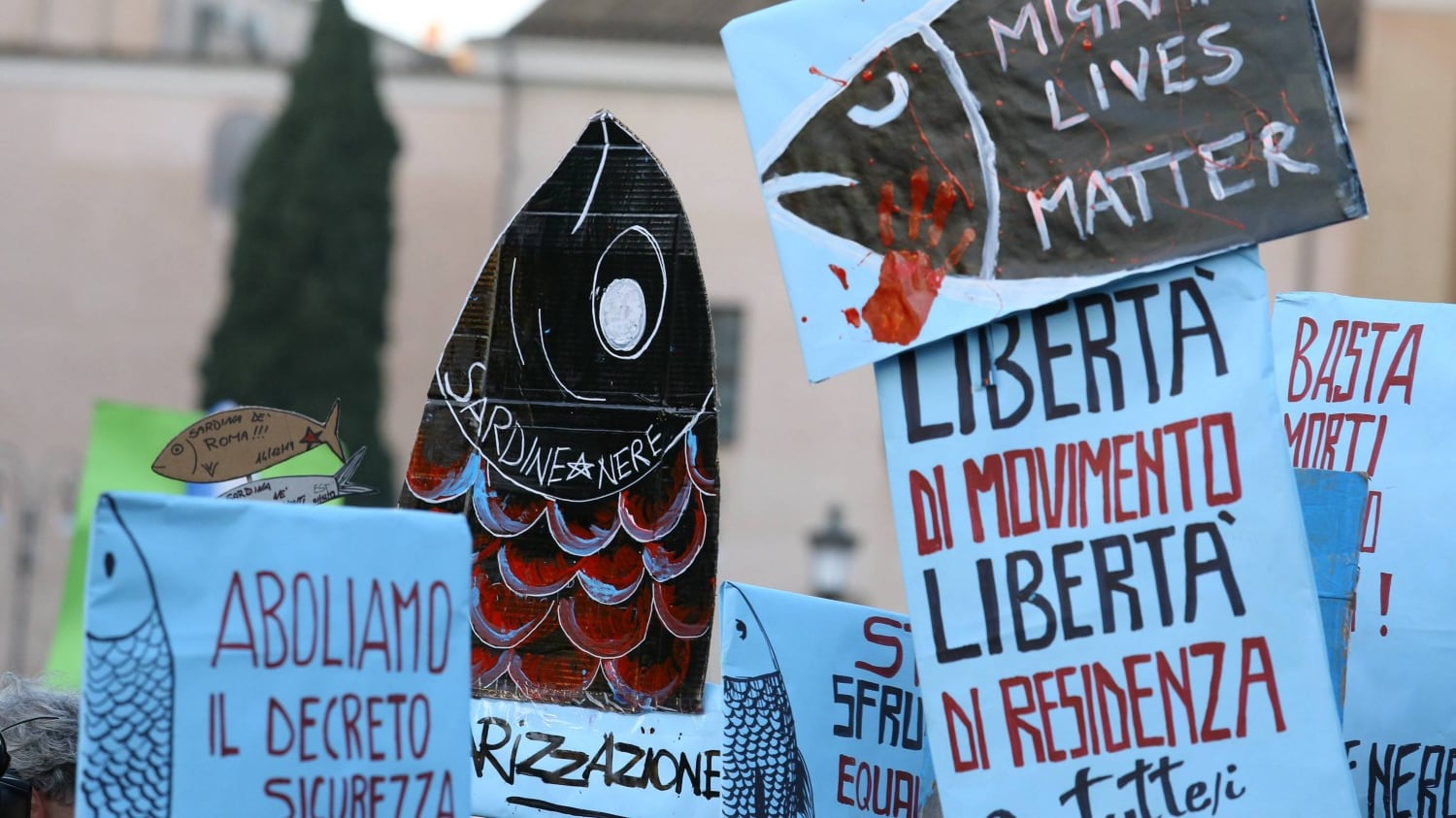 Pesciolini strabici sulla cultura del "Vaffa"