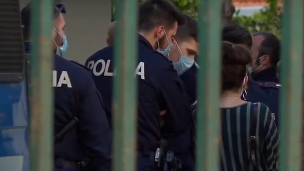 Milano, tensioni per sgombero abusivi egiziani: 40 contro gli agenti
