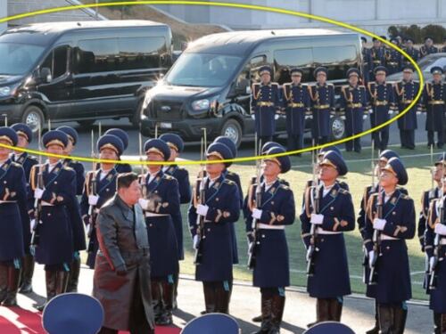 Strani furgoni alle spalle di Kim Jong Un: cosa rivela lo scatto rubato