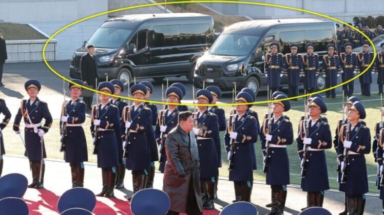 Strani furgoni alle spalle di Kim Jong Un: cosa rivela lo scatto rubato
