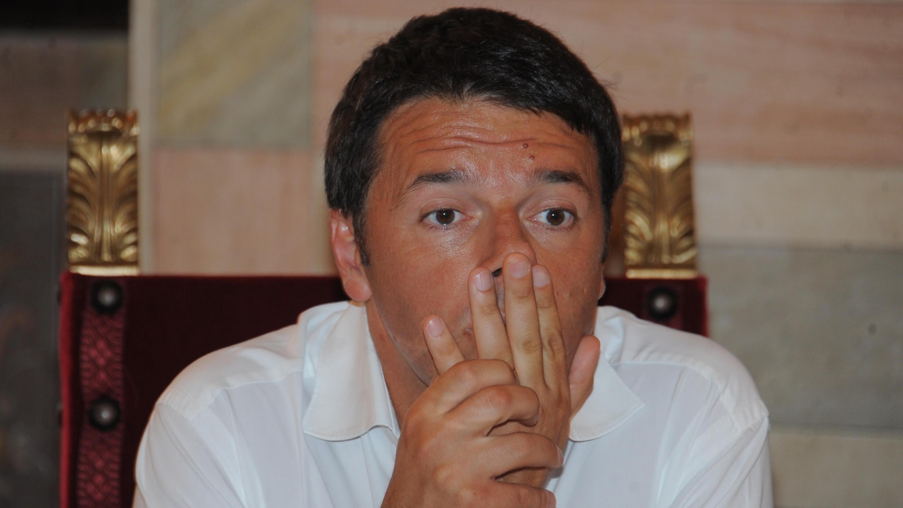 Renzi a cuccia col governo Ma prende a schiaffi il Pd