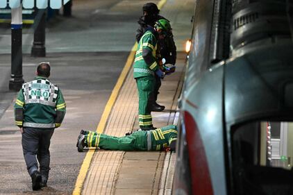 Attacco al coltello nei pressi di Londra: le immagini 5