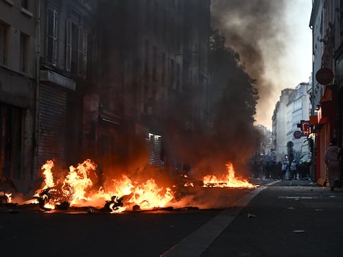 Macron in tv: “Rabbia e vergogna”. Trump: “Ora chiudete le frontiere”