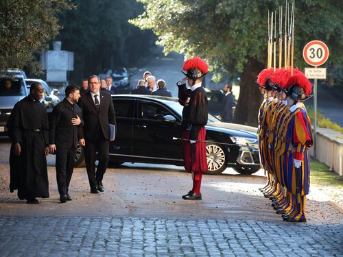 Zelensky arriva a Castel Gandolfo: le foto