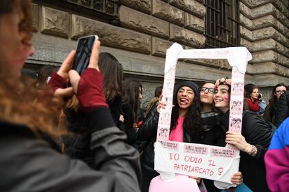 Studenti e studentesse in piazza per la festa dell'8 marzo  3