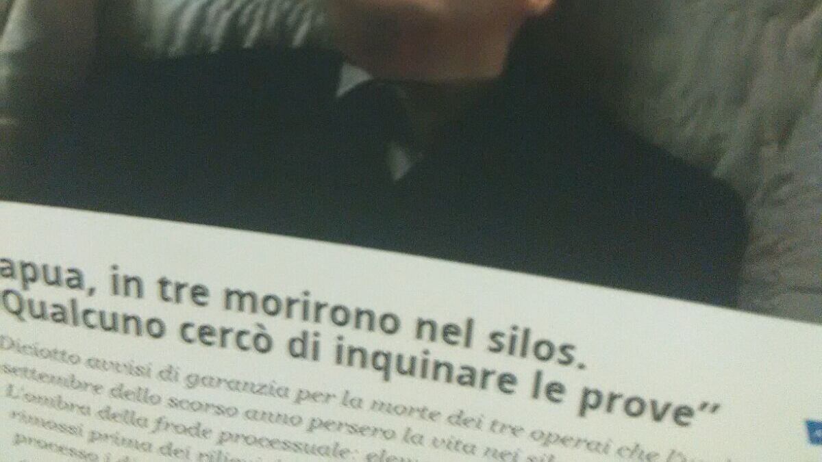 Renzi nella bara: ecco i manifesti choc dei Cobas