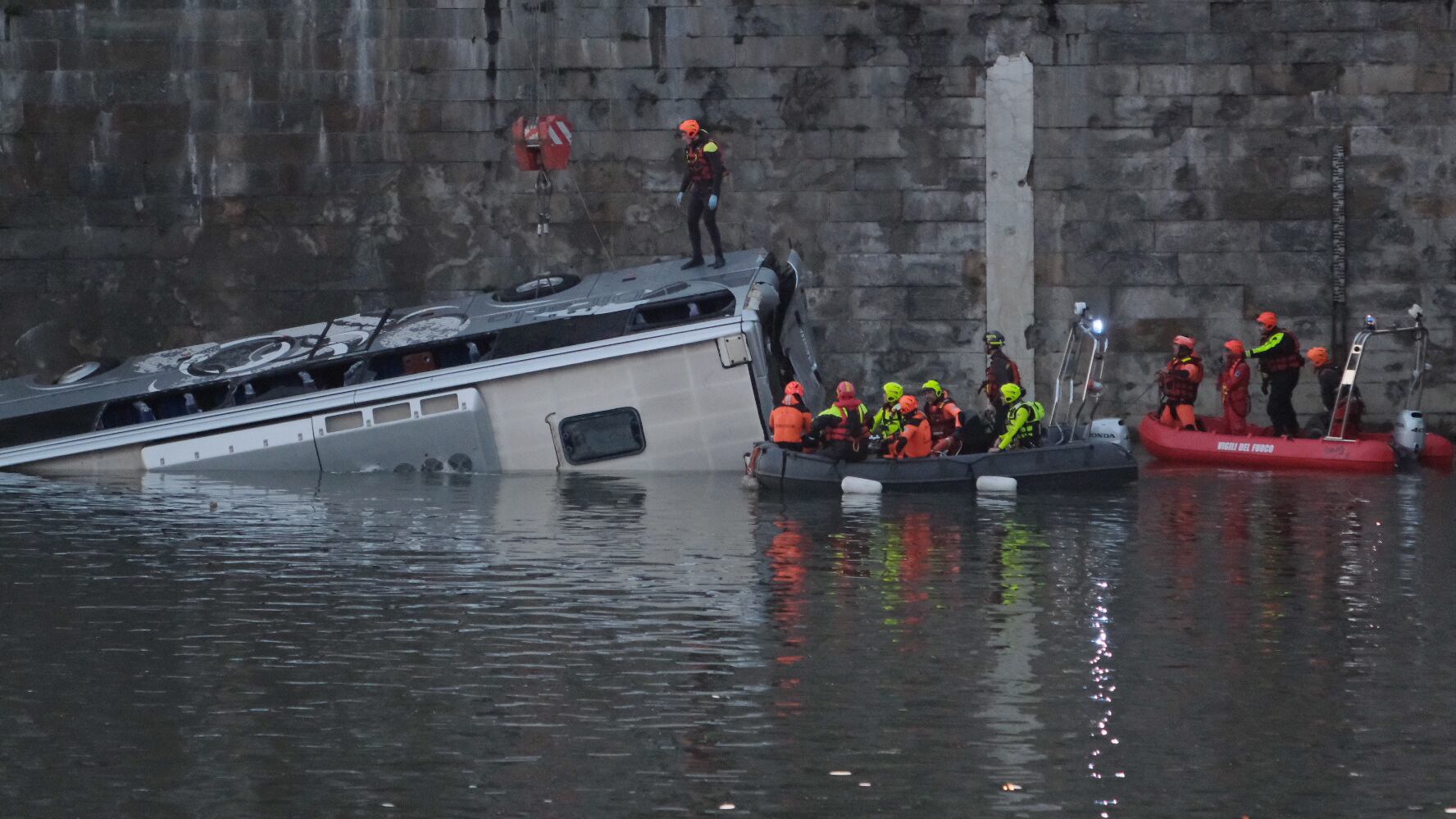Bus turistico precipita dai Murazzi. Morto l'autista, tre donne ferite. Aveva portato una classe in gita