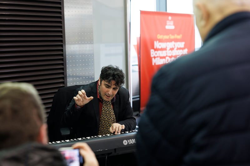 Inaugurazione panchine rosse a Malpensa