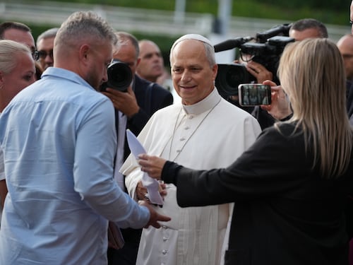 Il Papa ha lasciato il Gemelli ed è tornato in Vaticano. Domani l’Angelus dal Palazzo Apostolico
