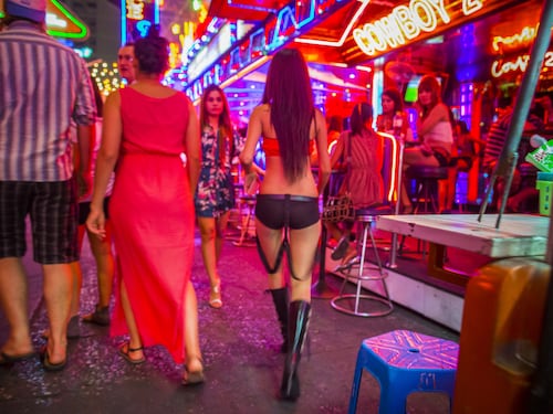 Dai locali agli hotel, la rete dello sfruttamento: il lato oscuro del turismo sessuale in Thailandia