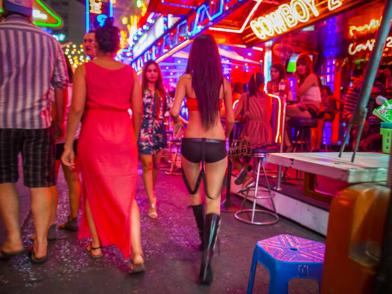 Dai locali agli hotel, la rete dello sfruttamento: il lato oscuro del turismo sessuale in Thailandia