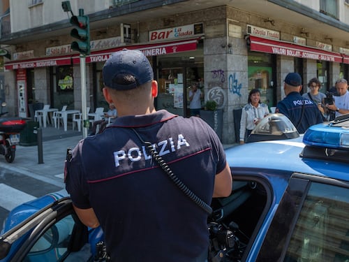 Difende il figlio durante una lite, gravissimo un uomo colpito da un pugno