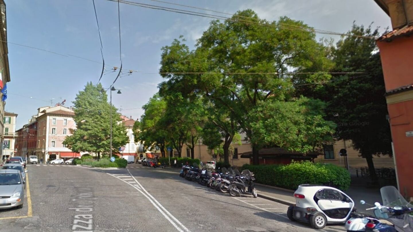Bologna, tre ragazzini travolti da auto pirata sulle strisce