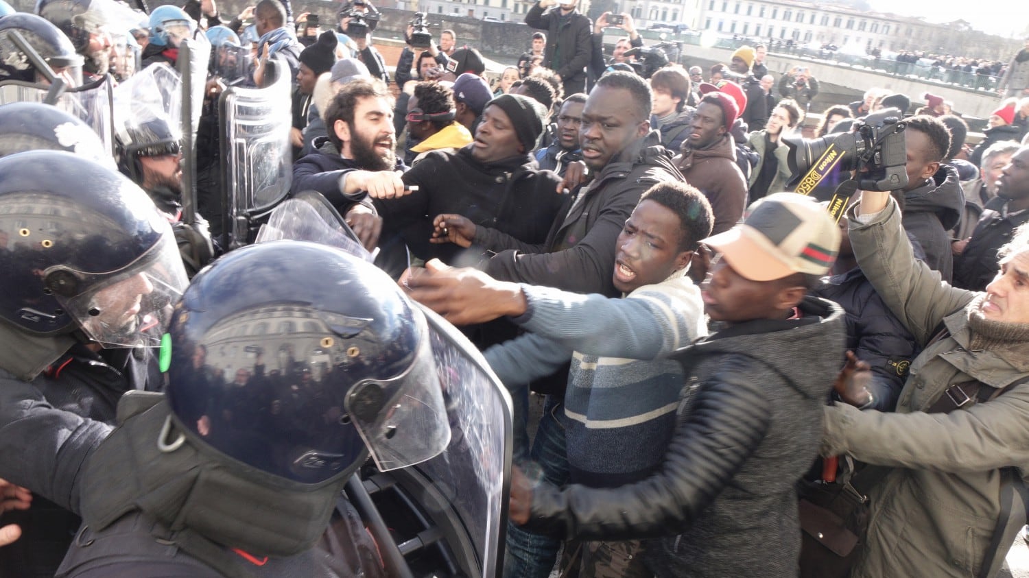 Rivolta dei senegalesi a Firenze. Spinte, insulti e sputi al sindaco
