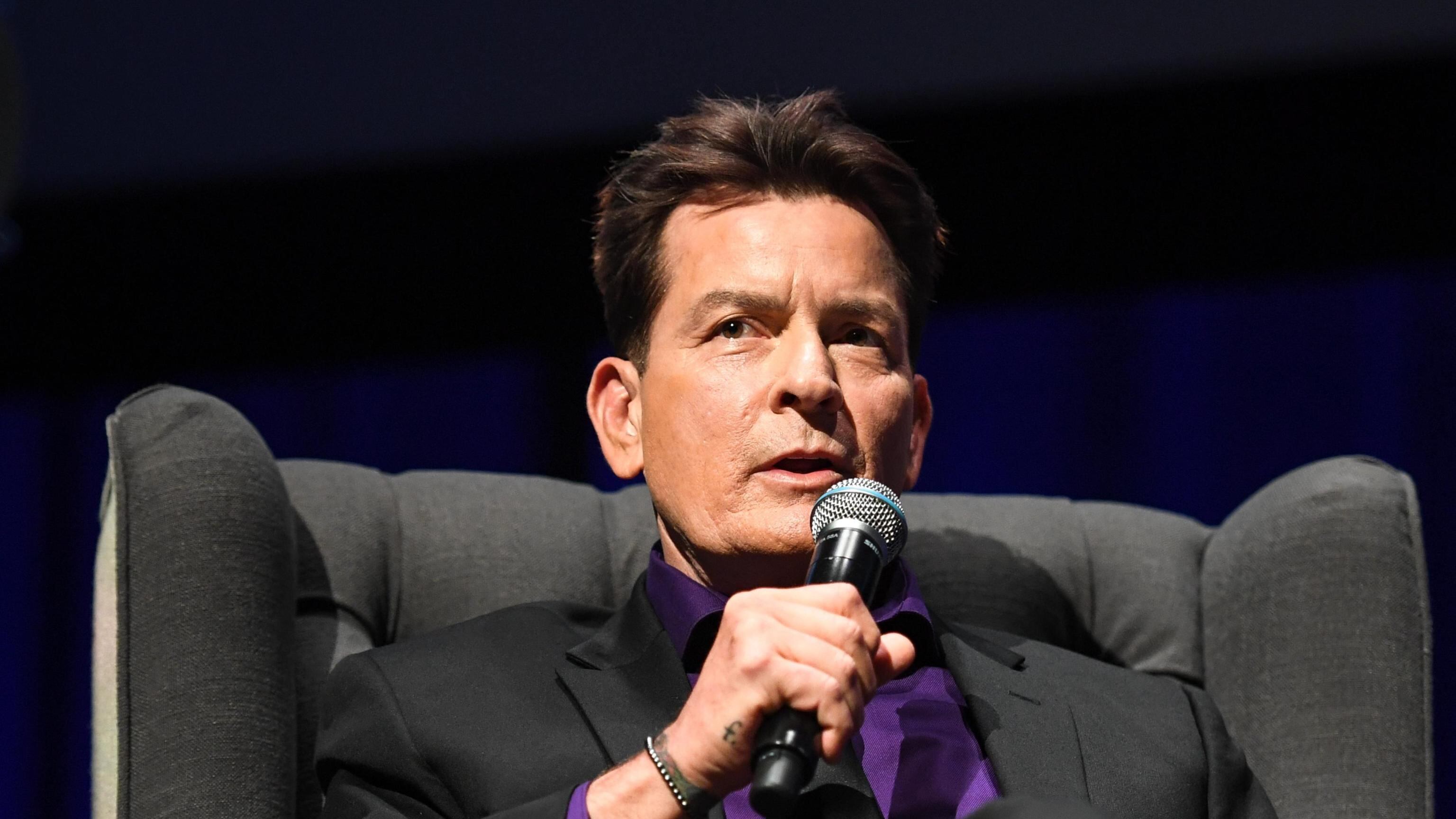 Aggressione choc all'attore Charlie Sheen: la vicina irrompe in casa e tenta di strozzarlo