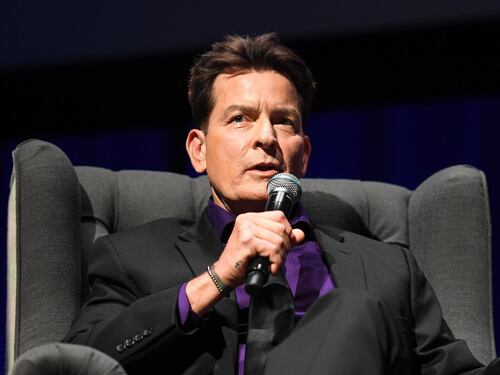 Aggressione choc all'attore Charlie Sheen: la vicina irrompe in casa e tenta di strozzarlo