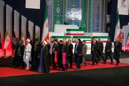 Iniziati i funerali di Khamenei: le immagini da Teheran 17
