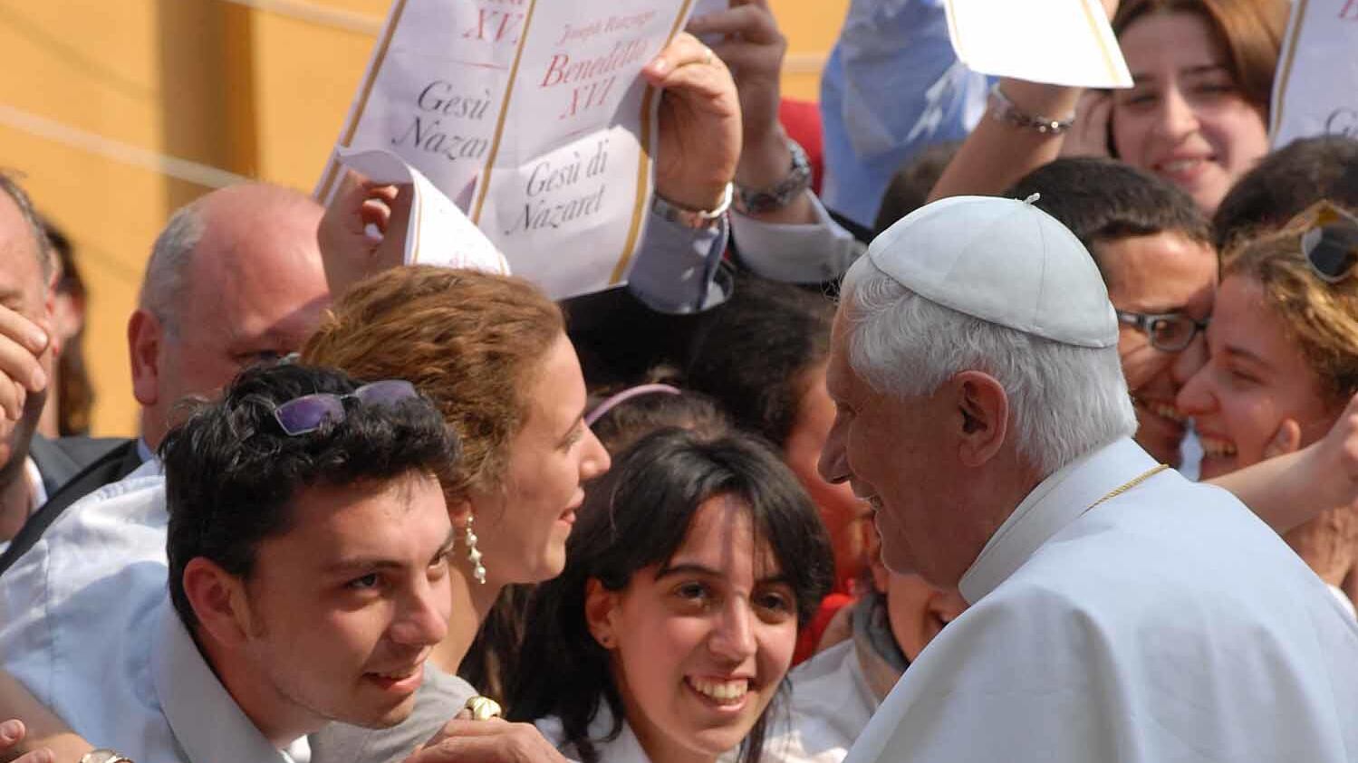Fedeli in piazza San Pietro: l'affetto travolgente per Benedetto XVI