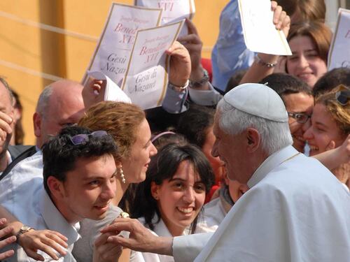 Fedeli in piazza San Pietro: l'affetto travolgente per Benedetto XVI
