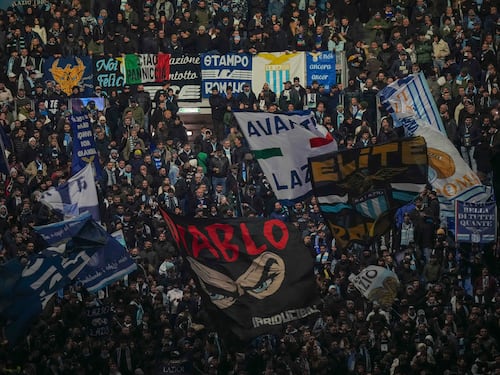 Trasferta ad Amsterdam vietata ai tifosi della Lazio. Il caso diventa politico