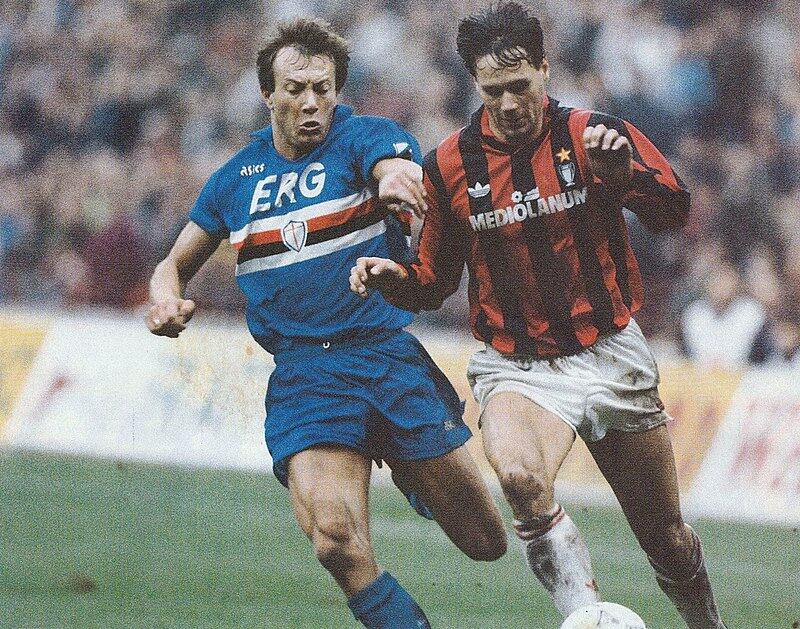 Van Basten in azione con la maglia del Milan (Wikipedia)