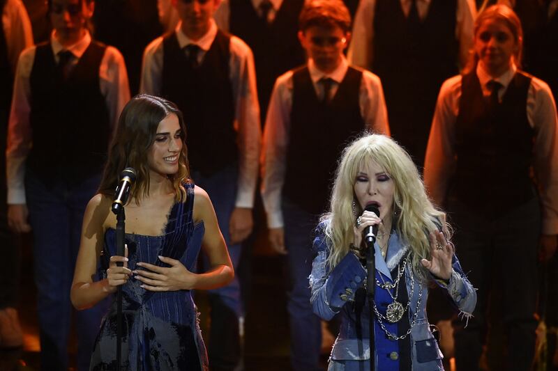Sanremo 2024: ecco il look della quarta serata del Festival di Clara 3
