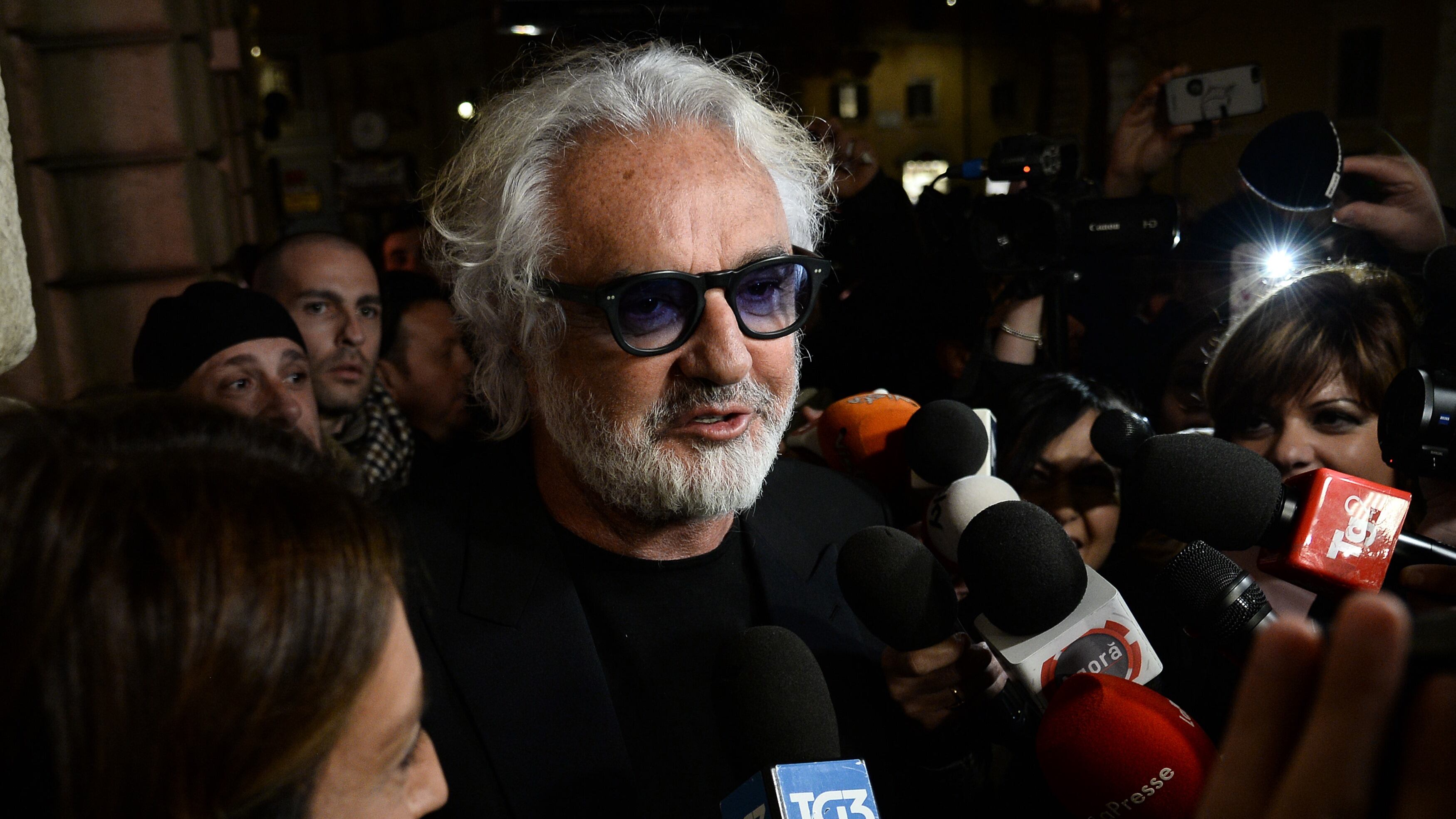 Briatore dà lavoro ma è polemica. "Paga bassa", "Volete reddito minimo"