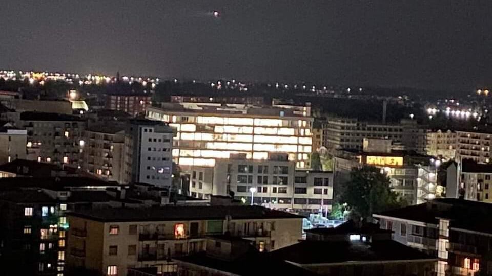 Luci accese giorno e notte: lo spreco di Sala nella Milano green