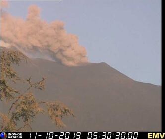 L'Etna emette cenere: chiuso sezione dello spazio aereo su Catania 3