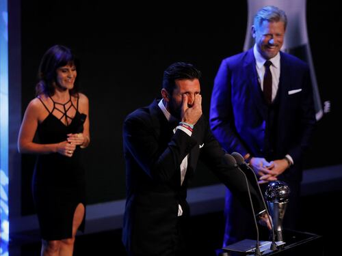 Buffon con le lacrime agli occhi: è lui il miglior portiere dell'anno