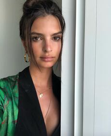 Emily Ratajkowski: lato b in spiaggia per Natale 2