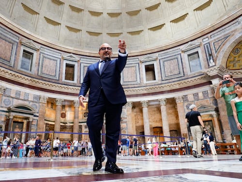 La visita al Pantheon del ministro Sangiuliano